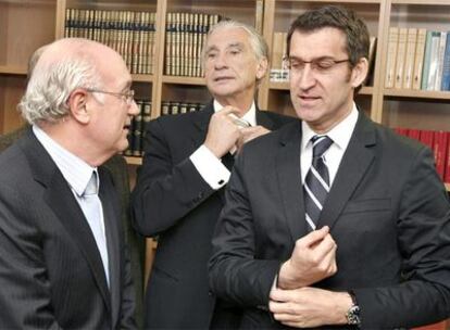 Los presidentes de la patronal gallega, Antonio Fontenla, y de la pontevedresa, Fernández Alvariño, ayer con Feijóo en la sede del PP.