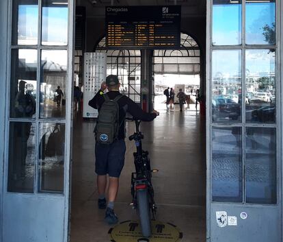 Vestíbulo de Santa Apolonia. Un pasajero accede con su bicicleta al vestíbulo de la estación de Santa Apolonia, que tiene una parte convertida en hotel. 