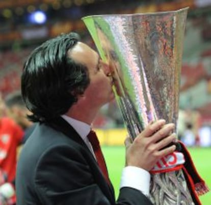 Emery celebra el título de la Europa League conquistado en mayo