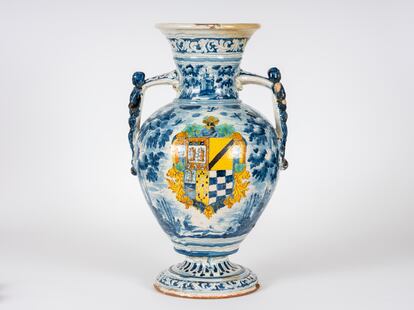 Jarrón heráldico de la serie de las escenas azules en la exposición.