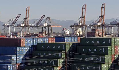 Contenedores en el puerto de Los &Aacute;ngeles, el jueves. 