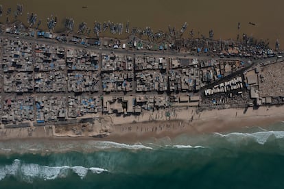 Casas entre el río Senegal y una playa afectada por la erosión en Saint Louis (Senegal), a vista de dron.