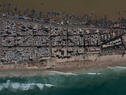 Casas entre el río Senegal y una playa afectada por la erosión en Saint Louis (Senegal), a vista de dron.