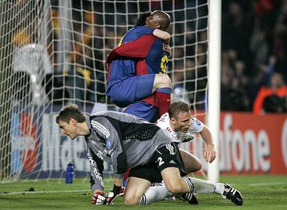 Messi y Eto&#39;o celebran el tercer gol del Barcelona con Butt y Lell tirados en el césped.