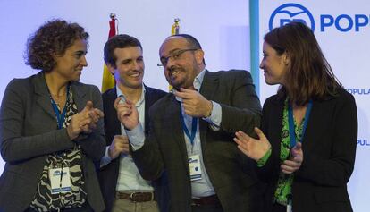 Alberto Fernández (centro) conversa con Dolors Montserrat, Pablo Casado y Andrea Levy en el acto donde fue elegido presidente del partido en Cataluña