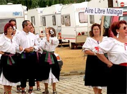 Imagen del desfile de trajes regionales, ayer, en la XVI acampada regional en Alcalá de Guadaíra.