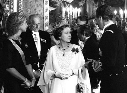 La Reina de Inglaterra no hace declaraciones. Su marido ha metido la pata en ocasiones.