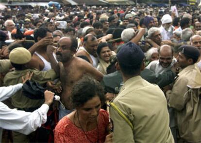 Los participantes en la fiesta del Kumbh Mela intentan romper el cordón policial.