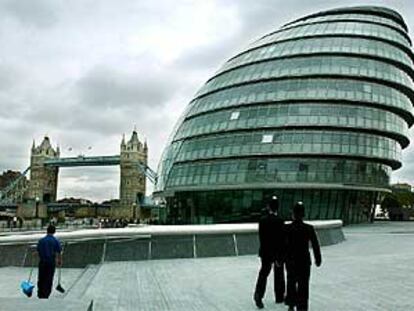 El nuevo City Hall (Ayuntamiento) de Londres, obra del arquitecto Norman Foster, se inauguró en julio del año pasado en South Bank, la orilla sur del río Támesis, cerca del Tower Bridge, el puente que se ve al fondo.