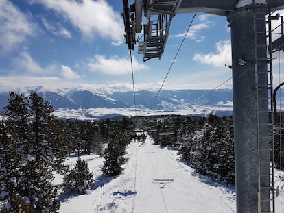 Telesilla de las instalaciones de Font Romeu-Pyrenèes 2000.