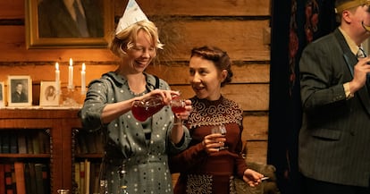 La actriz Alma Pöysti (izquierda), en el papel de la escritora Tove Jansson, en el filme 'Tove' (2020), de Zaida Bergroth.