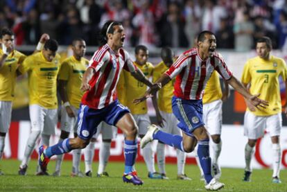 Valdez y Da Silva, con varios jugadores brasileños al fondo, celebran la clasificación de Paraguay a semifinales.