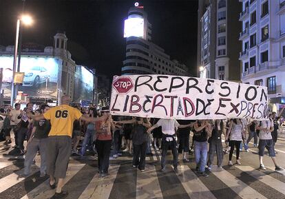 Después del grito mudo de las doce de la noche, centenares de indignados están cortando la Gran Vía, camino de la Cibeles.