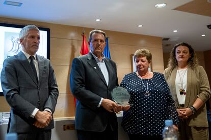 El ministro del Interior, Fernando Grande-Marlaska (a la izquierda), junto a Juan Manuel Bergua y Luisa Vera, este martes, durante el encuentro con familiares de personas desaparecidas y representantes de las distintas asociaciones y fundaciones que operan en el sector, en Madrid.