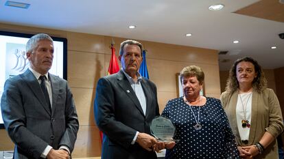 El ministro del Interior, Fernando Grande-Marlaska (a la izquierda), junto a Juan Manuel Bergua y Luisa Vera, este martes, durante el encuentro con familiares de personas desaparecidas y representantes de las distintas asociaciones y fundaciones que operan en el sector, en Madrid.