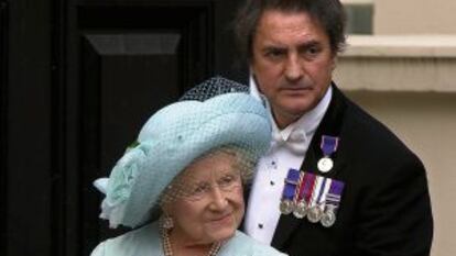 La reina madre en 2001, un año antes de su muerte, junto a su fiel mayordomo William Tallon.