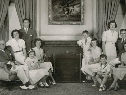 La familia Kennedy en el salón de su casa de Bronxville en Nueva York, en 1938.