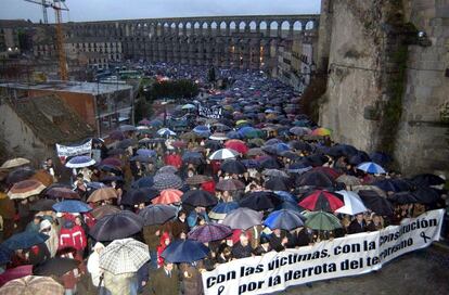 Miles de personas marcharon bajo la lluvia en Segovia en una manifestación que comenzó bajo los arcos del acueducto romano y que llegó hasta la Plaza Mayor.