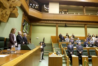 El pleno ordinario del Parlamento vasco comenzó ayer con un minuto de silencio.