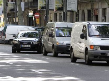 Coches mal aparcados en Barcelona.