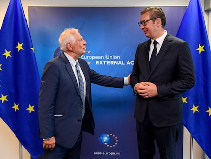 El alto representante de Política Exterior de la UE, Josep Borrell, junto al presidente de Serbia, Aleksandar Vucic, el 18 de agosto en Bruselas.
