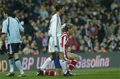 Pavón consuela a Torres tras un lance del partido.