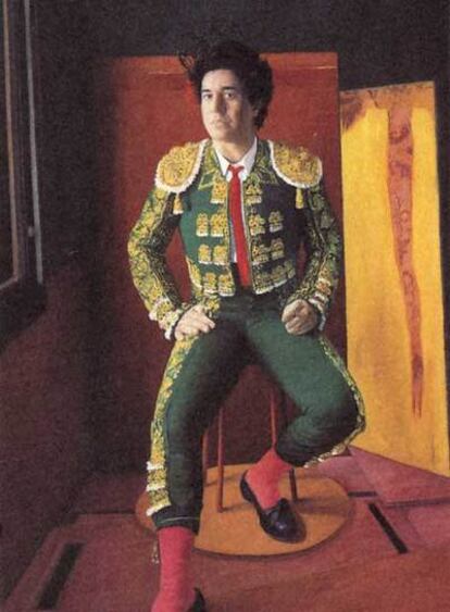 Retrato de Pedro Almodóvar con traje de luces, peineta y puro habano, de 200 por 107 centímetros, de Daniel Quintero.