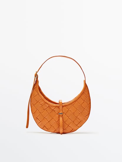Si quieres un bolso original con el que rematar tu estilo, te gustará este de Massimo Dutti, con piel trenzada y en color mandarina.
Desde 59,95€