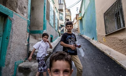 Niños kurdos jugando en la parte alta de Basmane.