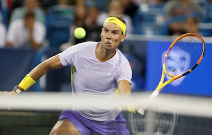 Rafael Nadal de España devuelve una pelota a Borna Coric durante el partido de la segunda ronda del Masters 1.000 de Cincinnati.