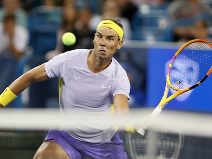 Rafael Nadal de España devuelve una pelota a Borna Coric durante el partido de la segunda ronda del Masters 1.000 de Cincinnati.