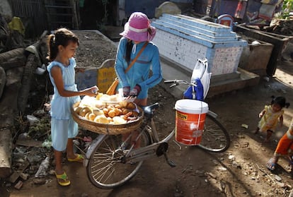 Varias mujeres camboyanas venden tortas cerca de las tumbas del cementerio de Doeum Sleng, un camposanto chino-vietnamita a las afueras de Phnom Penh, Camboya.