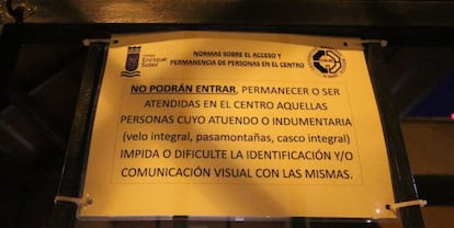 Cartel del colegio Enrique Soler de Melilla que ha desatado la polémica.