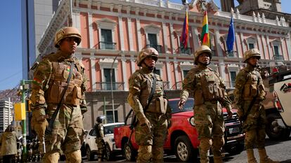 Los militares han ocupado el Palacio Quemado, sede del Gobierno, tras forzar las puertas con un vehículo blindado. 