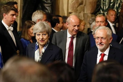 Theresa May junto a Jeremy Corbyn, hoy en la apertura de la legislatura.