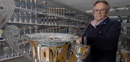 Rafael Barrientos, junto a los trofeos que fabrica en Palencia.