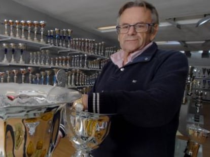 Rafael Barrientos, junto a los trofeos que fabrica en Palencia. 