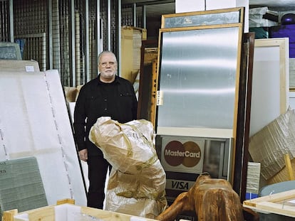 Moisés Pérez de Albéniz, galerista y coleccionista, posa para ICON en su almacén madrileño junto a tres o cuatro de sus cosas.