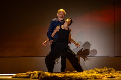 Lluís Homar (con camisa azul) y el bailarín Álvar Nahuel, en una escena de 'Memorias de Adriano'.