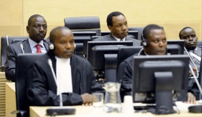 Los altos cargos kenianos sospechosos comparecen durante su juicio por presuntos crímenes de lesa humanidad en La Haya.