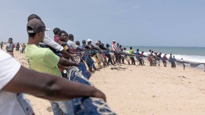 La sociedad de Togo saca los plásticos de sus aguas