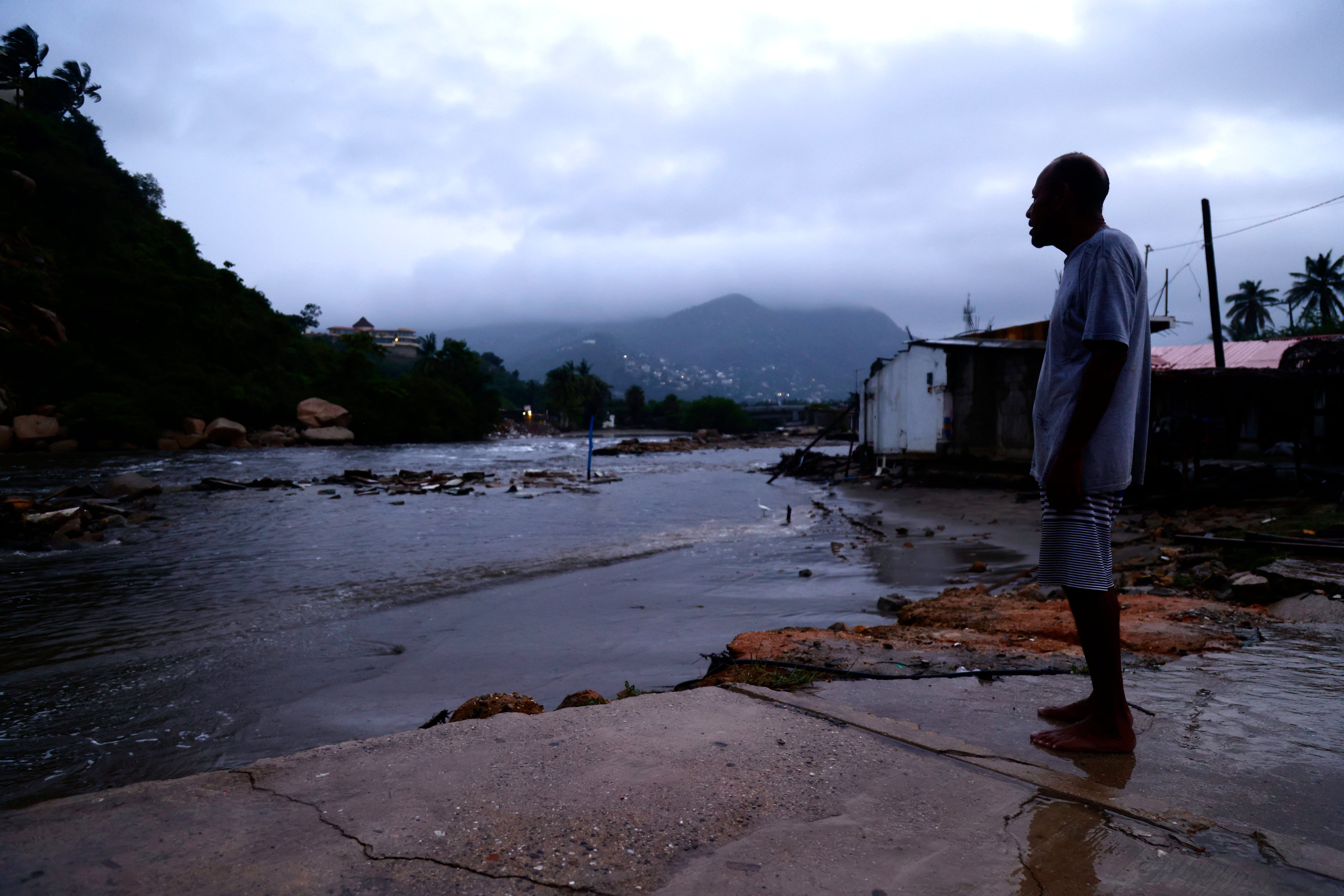Un habitante de Playa Revolcadero observa el oleaje, en Acapulco, Guerrero, el 23 de septiembre.