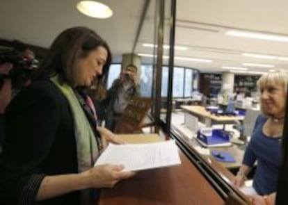 La portavoz socialista en el Congreso, Soraya Rodr&iacute;guez, presenta hoy en el Tribunal Constitucional, en Madrid, el recurso de inconstitucionalidad de los socialistas contra el decreto-ley sobre preferentes. 