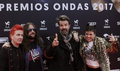 El músico y cantante Pau Donés (segundo por la derecha), acompañado por los integrantes del grupo Jarabe de Palo, a su llegada a la gala de entrega de los premios Ondas 2017.