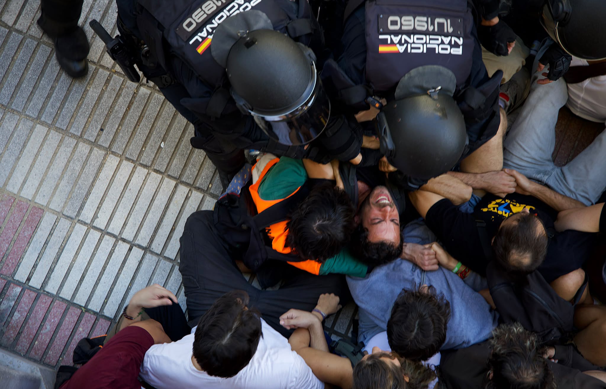 La policía lanza gas pimienta para ejecutar el desahucio de Maricarmen ante la negativa del fondo a conceder una prórroga
