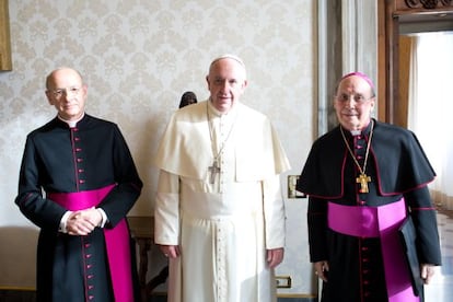 Fernando Oc&aacute;riz, el papa Francisco y Javier Echevarr&iacute;a, en El Vaticano, en diciembre de 2013.