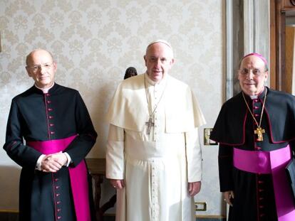 O Papa entre Fernando Ocáriz e Javier Echevarría, no Vaticano.