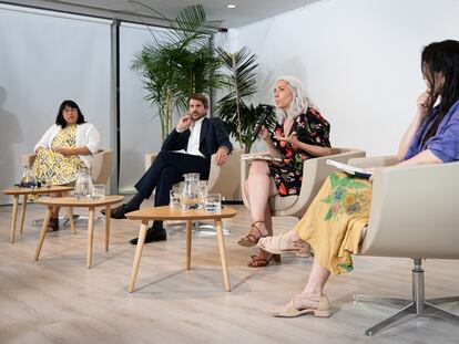 De izquierda a derecha: la investigadora cultural, Dagmary Olivar, el ministro de Cultura, Ernest Urtasun, la directora de Derechos Culturales, Jazmín Beirak y la profesora de la Universidad Rey Juan Carlos, Beatriz Barreiro, en el acto de presentación del Plan de Derechos Culturales.