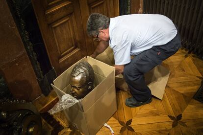 La retirada del busto del anterior Jefe de Estado forma parte de una revisión de la presencia de la Monarquía en los edificios municipales y las calles de Barcelona que impulsa el equipo de la alcaldesa Ada Colau.