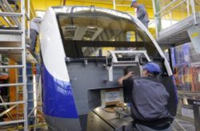 Siemens inform&oacute; hoy de que va a lanzar una oferta a la compa&ntilde;&iacute;a francesa Alstom con la condici&oacute;n de poder estudiar antes los negocios del fabricante del TGV. EFE/Archivo